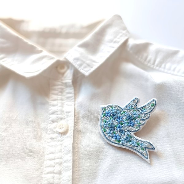 【リニューアル再販】刺繍のブローチ（青いお花の小鳥さん・ホワイト）