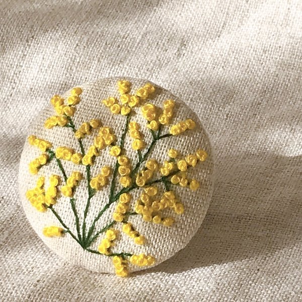 満開のミモザ 刺繍ブローチ ヘアゴム可 くるみボタン　