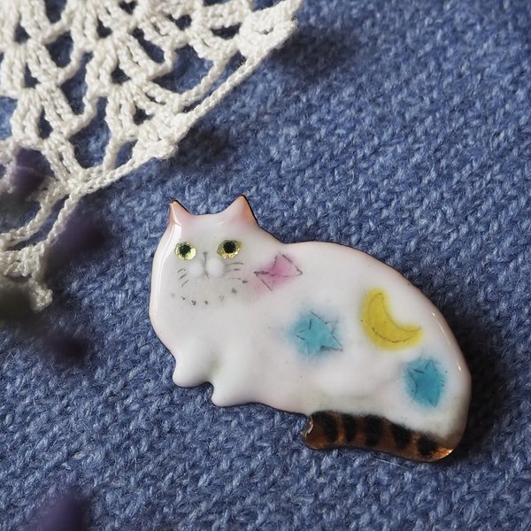 猫の七宝焼ブローチ「メルヘン白猫」