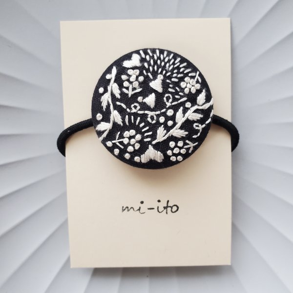 刺繍ヘアゴム or ブローチ🌷　no.1475　 くるみボタン　💛送料無料💛　