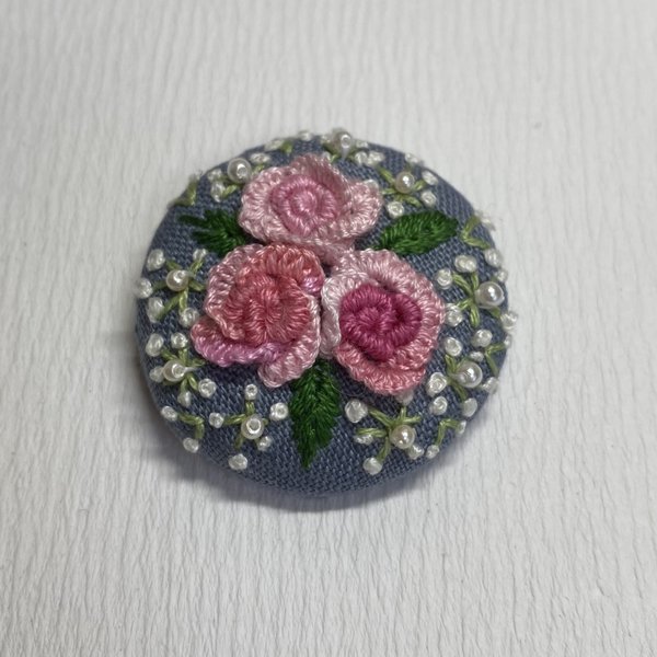 ハンドメイド刺繍ブローチ　バラと霞草