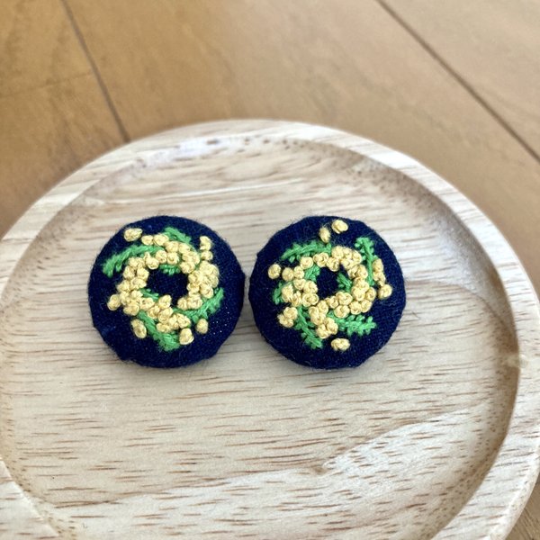 ミモザ刺繍のくるみボタンのイヤリング【再販❣️】