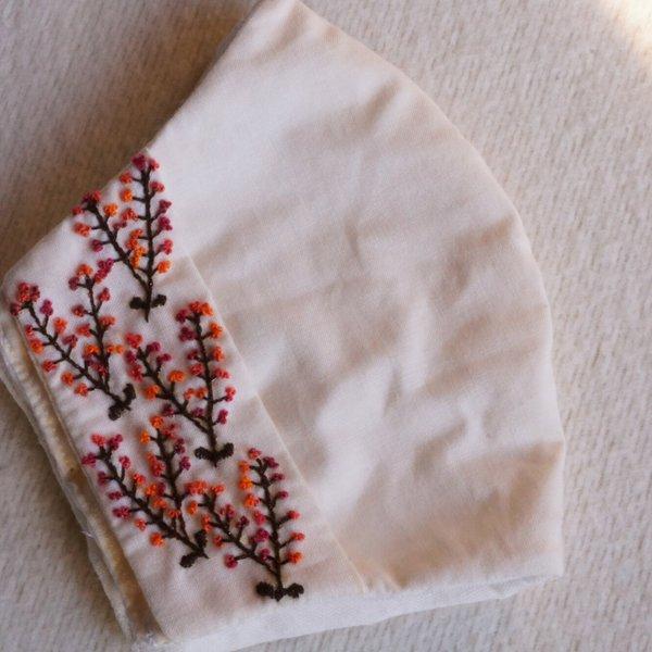 木の実の刺繍布マスクカバー
