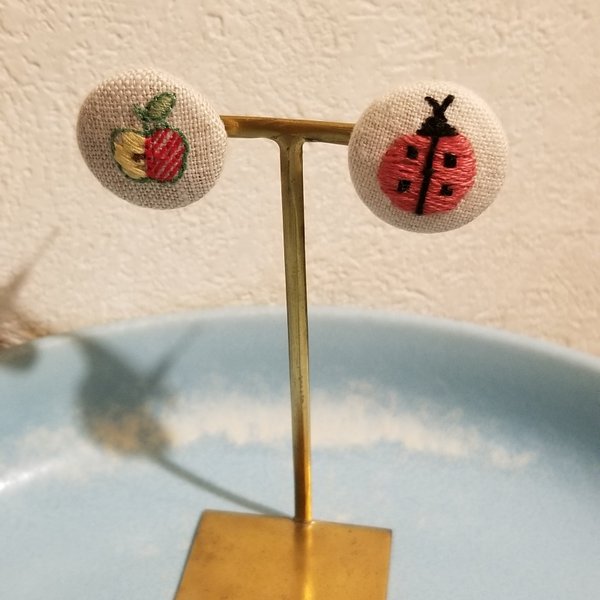 刺繍　りんご🍎&てんとう虫🐞ピアス