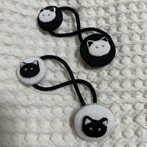 白黒オリジナル猫ちゃん  くるみボタンのヘアゴム＆イヤリング