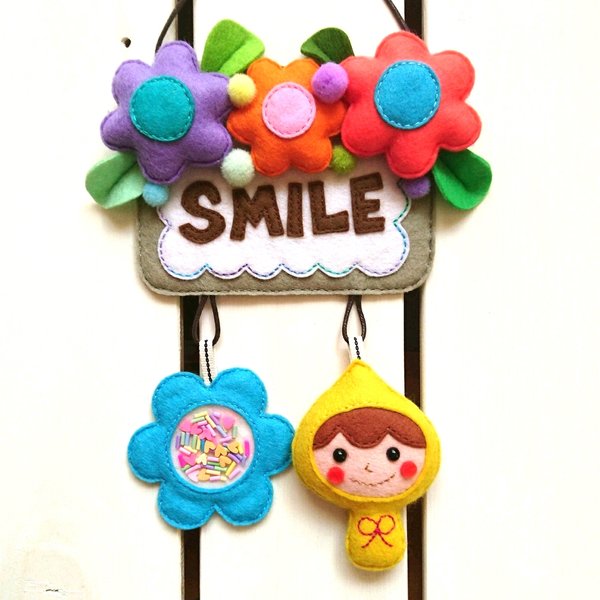 SMILE 壁飾り(ずきんちゃん・黄)
