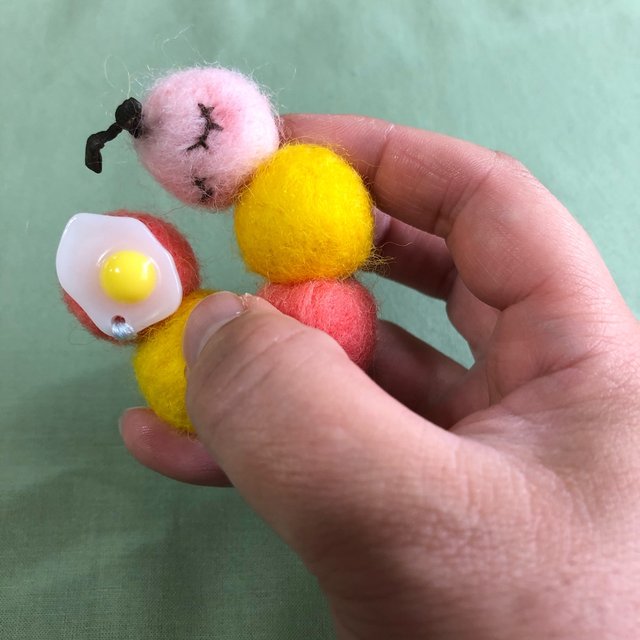 卵を温めすぎたたまこ虫ブローチ まだ眠いよー ハンドメイドマーケット Minne 卵を温めすぎたたまこ虫ブローチ まだ眠いよー ハンドメイドマーケット Minne