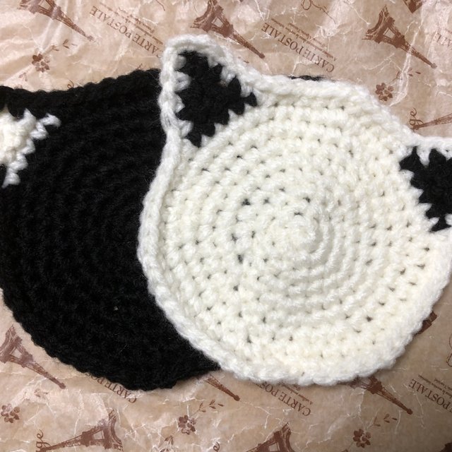 ハンドメイド☆コースター&アクリルたわし(黒猫と白猫2)