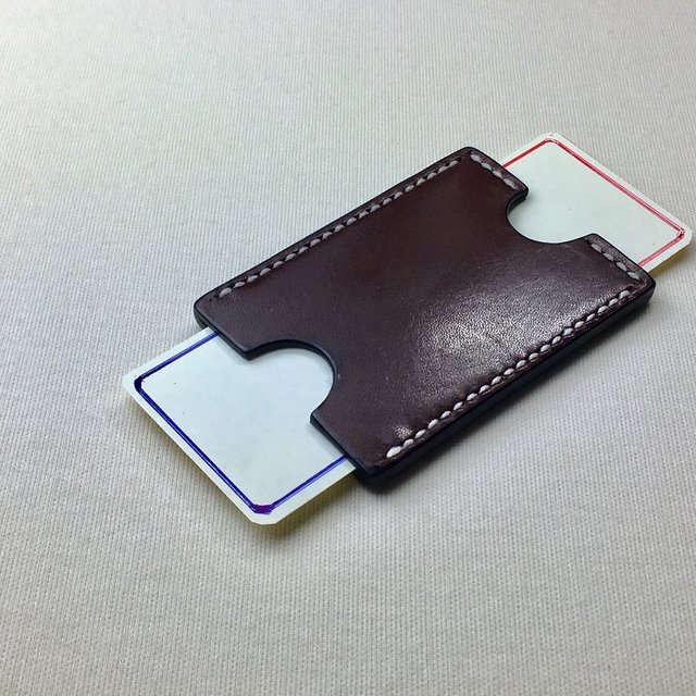 手縫 2枚用チョコ色本革カードケース 生成り麻糸 左右にカード引き出し可能 手縫 2枚用チョコ色本革カードケース 生成り麻糸 左右にカード引き出し可能