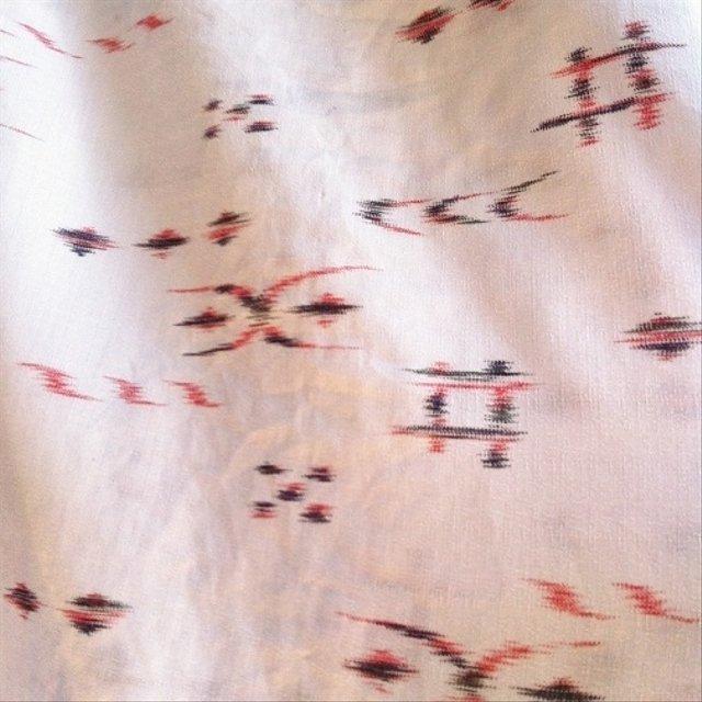 着物リメイク　和柄幅広め三本暖簾　白地×赤黒　のれん　インテリアカーテン