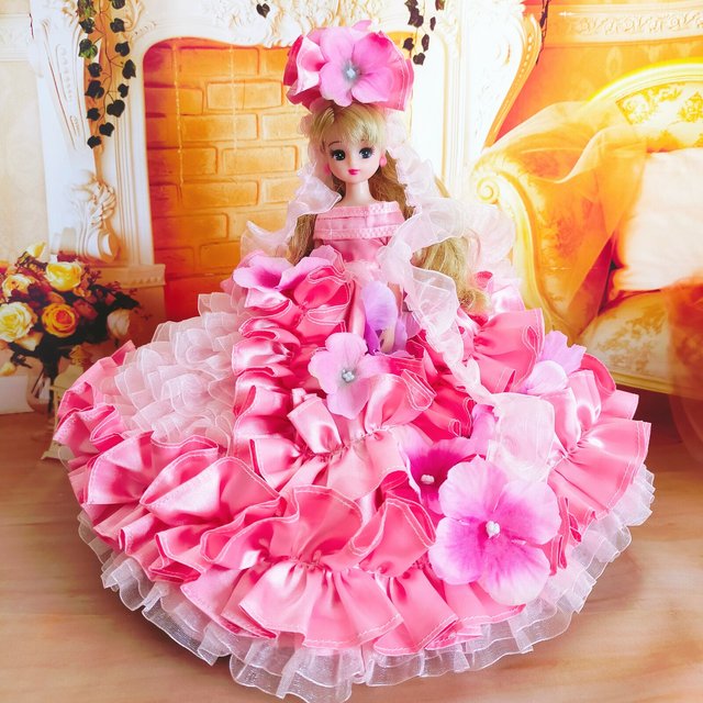 リカちゃんサイズ　花を散らしたピンクのプリンセスドレス　オルタンシア・ブーケ