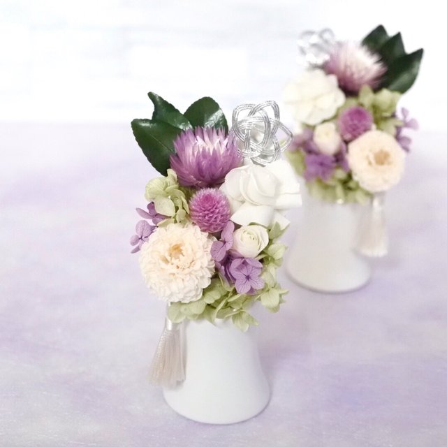 プリザーブドフラワーの白と紫のお供え花 コンパクトな仏花 スタイリッシュで小さいけれどかわいいアレンジ 枯れないお花 ハンドメイドマーケット Minne プリザーブドフラワーの白と紫のお供え花 コンパクトな仏花 スタイリッシュで小さいけれどかわいいアレンジ 枯れないお花 ハンドメイドマーケット Minne