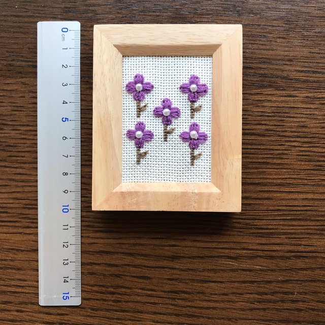 紫の花の刺繍壁飾り インテリア モダン おしゃれ ナチュラル パープル シンプル 置物 壁掛け 写真たて Minne 日本最大級のハンドメイド 手作り通販サイト