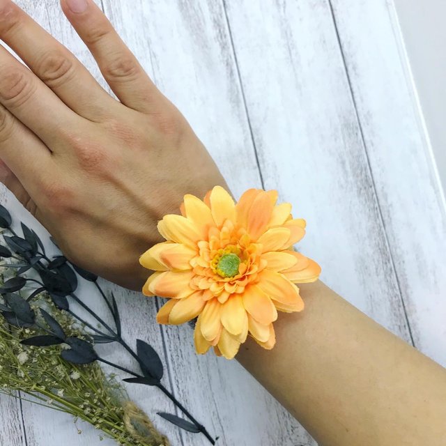 ガーベラのヘアアクセ 親子コーデにも 手首につけてもオシャレ ハンドメイドマーケット Minne ガーベラのヘアアクセ 親子コーデにも 手首につけてもオシャレ ハンドメイドマーケット Minne