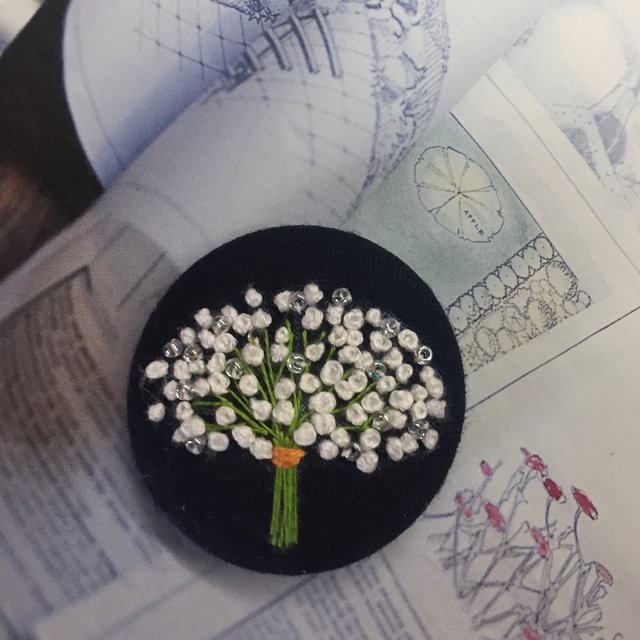 かすみ草の花束d ビーズ付き刺しゅうブローチ 濃紺 ハンドメイドマーケット Minne かすみ草の花束d ビーズ付き刺しゅうブローチ 濃紺 ハンドメイドマーケット Minne