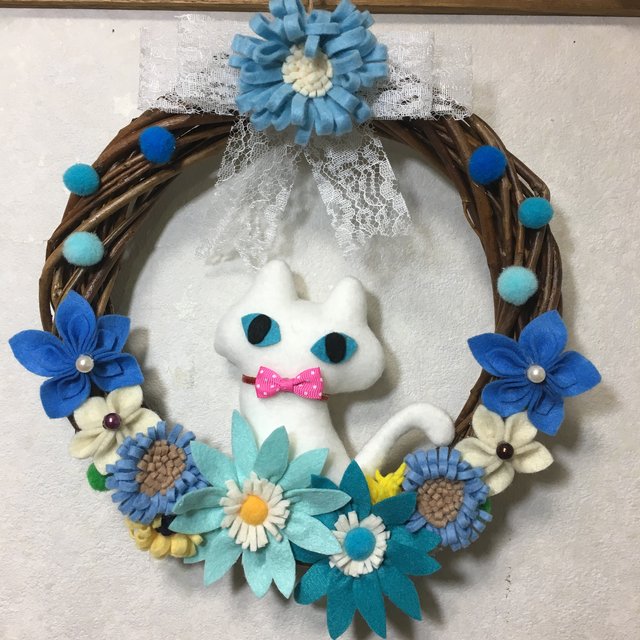 送料無料 フェルトの花と白猫ちゃんのリース Minne 日本最大級のハンドメイド 手作り通販サイト