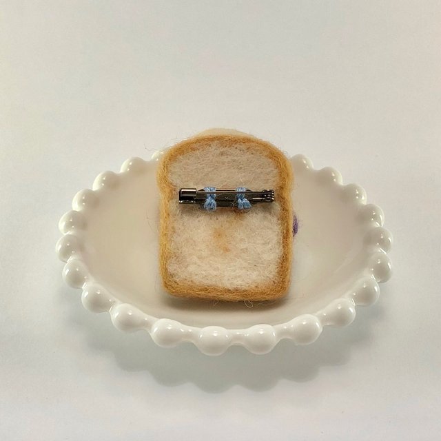 羊毛フェルト パントーストのブローチ ブルーベリージャムとクリームチーズ ハンドメイドマーケット Minne 羊毛フェルト パントーストのブローチ ブルーベリージャムとクリームチーズ ハンドメイドマーケット Minne