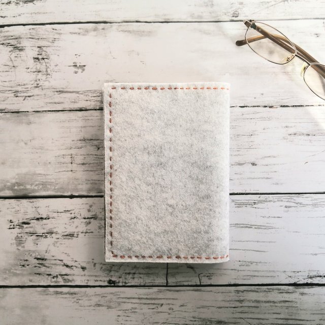 シンプルなブックカバー　手帳カバー　フェルトに手縫いの刺繍　杢のグレー
