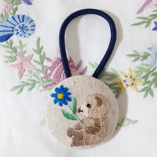 可愛いテディベア の刺繍ヘアゴム くるみボタン ハンドメイドマーケット Minne 可愛いテディベア の刺繍ヘアゴム くるみボタン ハンドメイドマーケット Minne