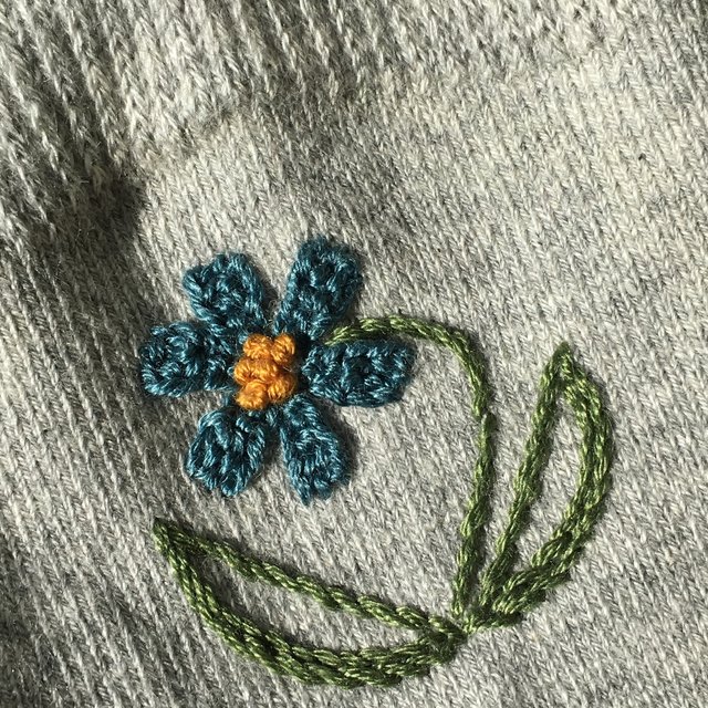 ブルーの花の刺繍靴下 ハンドメイドマーケット Minne ブルーの花の刺繍靴下 ハンドメイドマーケット Minne