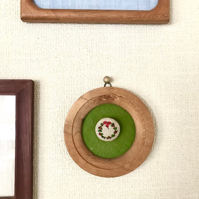 クリスマスリース4_刺繍ブローチ_麻 | minne 日本最大級のハンドメイド 