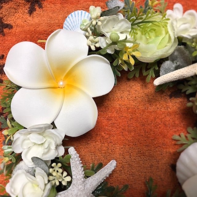 リース プルメリアと白い花 貝殻のハワイアンリース 直径約22 ハンドメイドマーケット Minne