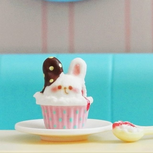 ピンク うさぎさんのとろりん苺ソースカップケーキ ミニチュア小物やストラップ フックピアスに ハンドメイドマーケット Minne ピンク うさぎさんのとろりん苺ソースカップケーキ ミニチュア小物やストラップ フックピアスに ハンドメイドマーケット Minne