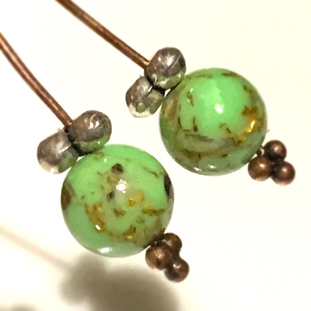 シェルモザイクな、小珠。15個set6㎜　浅緑×シェルモザイク　ガラスビーズ　シェルチップ