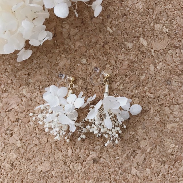 かすみ草と紫陽花の花束イヤリング かすみ草と紫陽花の花束イヤリング