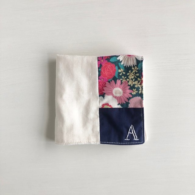 イニシャル刺繍入 パッチワークのガーゼハンカチ ピンク ハンドメイドマーケット Minne イニシャル刺繍入 パッチワークのガーゼハンカチ ピンク ハンドメイドマーケット Minne