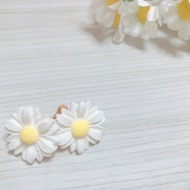 送料無料 デイジー 花 イヤリング ピアス ハンドメイドマーケット Minne