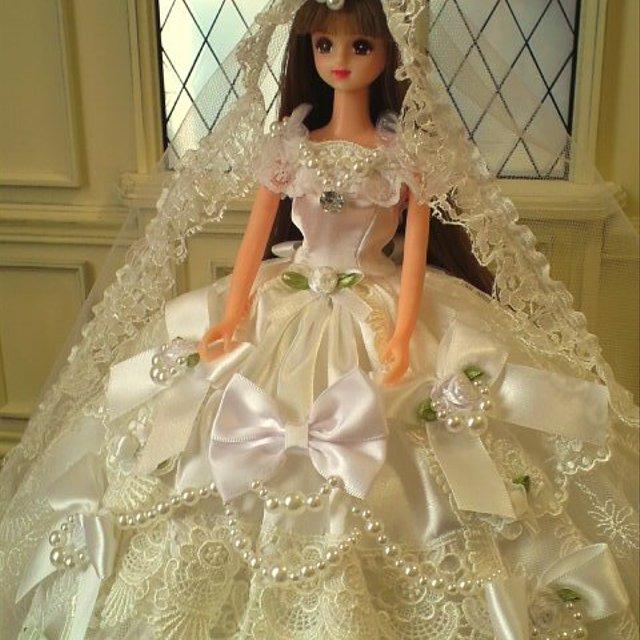 楽市楽座でとれるドレスを着た人形