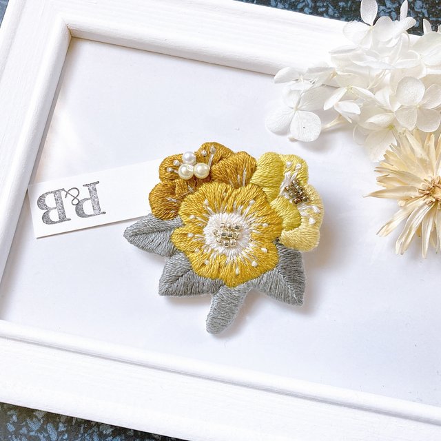 3輪のyellow花とパールのビーズ刺繍ブローチ