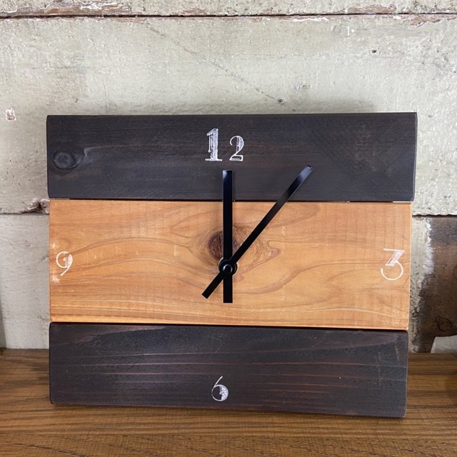 無垢の木材で作った掛け時計