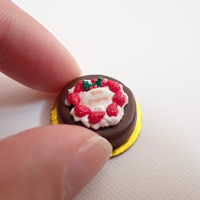 クリスマスケーキ いちご ヒイラギとchristmasチョコプレートをのせたチョコレートケーキ ミニチュアフード ハンドメイドマーケット Minne クリスマスケーキ いちご ヒイラギとchristmasチョコプレートをのせたチョコレートケーキ ミニチュアフード ハンドメイドマーケット Minne