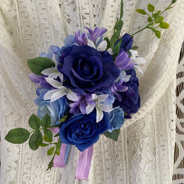送料無料 出逢えた奇跡に感謝 と言う花言葉の青いバラのアーティフィシャルフラワーのラウンドブーケ ウェディングブーケ です Minne 日本最大級のハンドメイド 手作り通販サイト