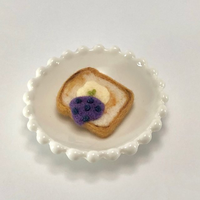 羊毛フェルト パントーストのブローチ ブルーベリージャムとクリームチーズ ハンドメイドマーケット Minne 羊毛フェルト パントーストのブローチ ブルーベリージャムとクリームチーズ ハンドメイドマーケット Minne