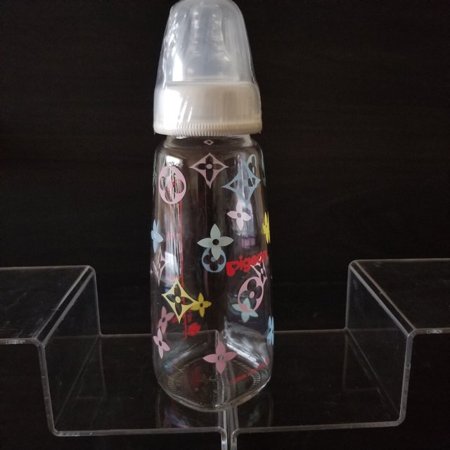 パステルカラーのモノグラム柄哺乳瓶 Minne 日本最大級のハンドメイド 手作り通販サイト