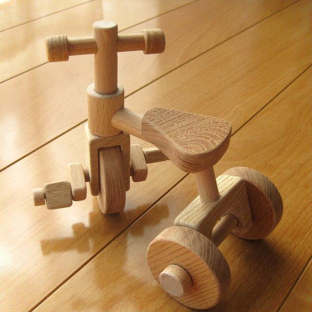 ミニチュアの木製三輪車