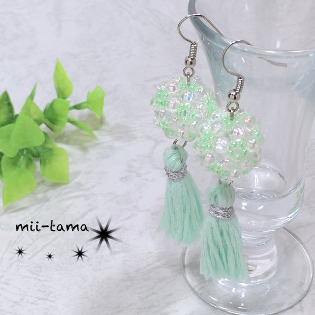 再販 花編みビーズボールとタッセルのピアス オパールグリーン色 ハンドメイドマーケット Minne 再販 花編みビーズボールとタッセルのピアス オパールグリーン色 ハンドメイドマーケット Minne