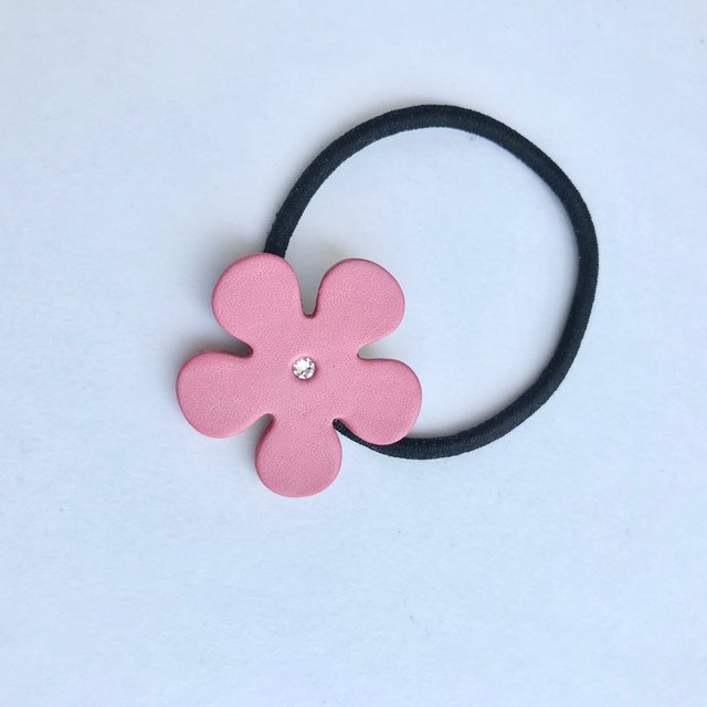 本革ヘアゴム 花 スワロフスキー Minne 日本最大級のハンドメイド 手作り通販サイト 本革ヘアゴム 花 スワロフスキー Minne 日本最大級のハンドメイド 手作り通販サイト