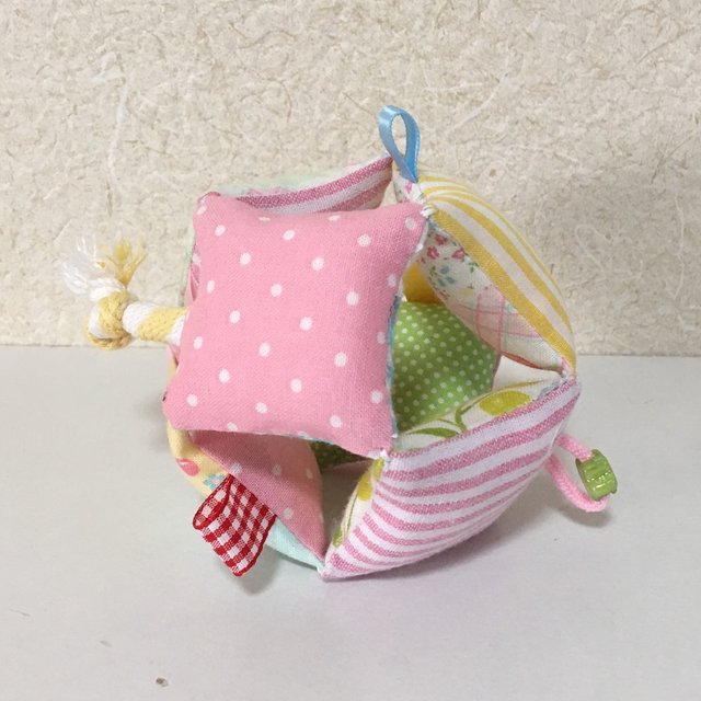 優しい布ボール 鈴入り 紐付き タグ 赤ちゃんおもちゃ ハンドメイドマーケット Minne 優しい布ボール 鈴入り 紐付き タグ 赤ちゃんおもちゃ ハンドメイドマーケット Minne