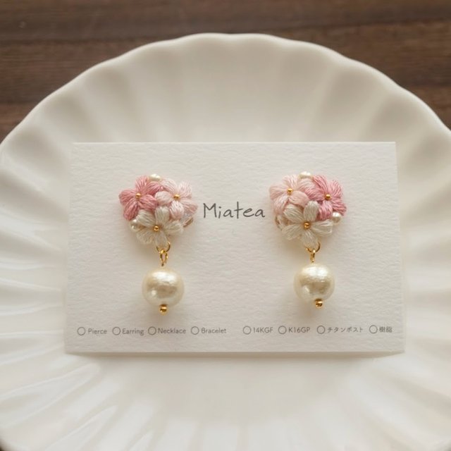 エレガントピンク パール 刺繍糸アクセサリー 手編みの小さなお花のピアス イヤリング ハンドメイドマーケット Minne