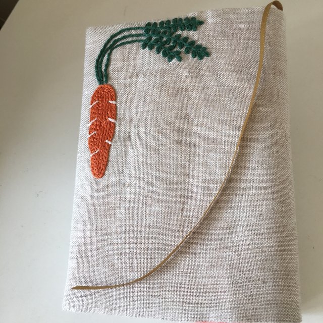 かわいい野菜刺繍のブックカバー