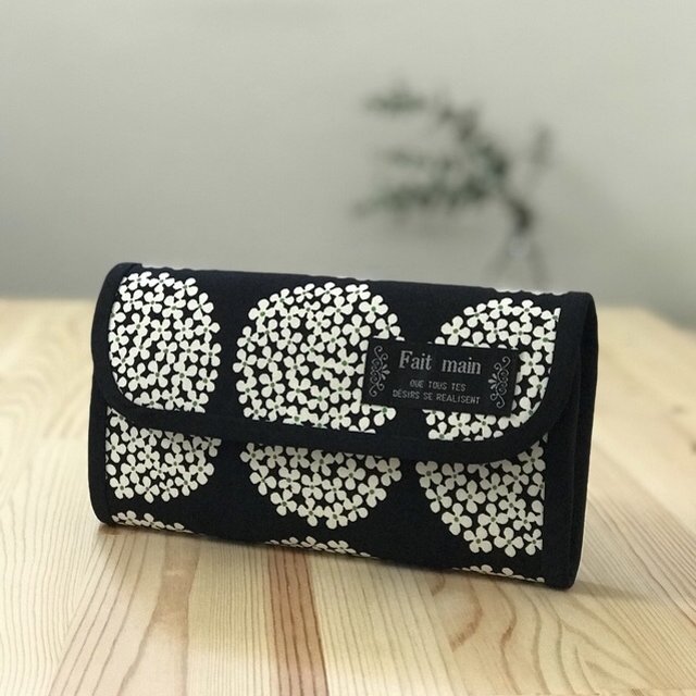 Minne雑誌vol 7掲載作品 やりくり上手さんの長財布 ホワイトブーケ ブラック 受注製作 Minne雑誌vol 7掲載作品 やりくり上手さんの長財布 ホワイトブーケ ブラック 受注製作