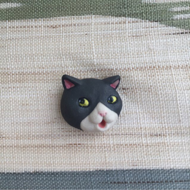 陶器 ハチワレ猫(チラ見)のブローチ minne 日本最大級のハンドメイド