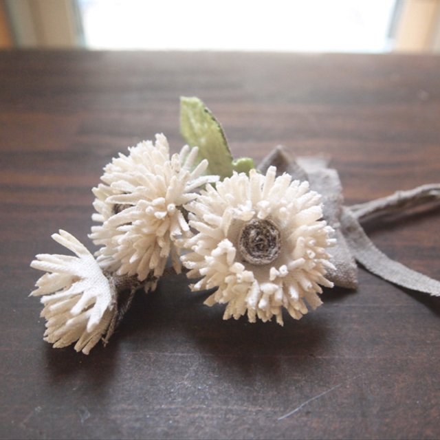 布花ポンポンデイジーのコサージュ ハンドメイドマーケット Minne 布花ポンポンデイジーのコサージュ ハンドメイドマーケット Minne
