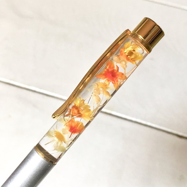 小さな世界に閉じ込めたお花を持ち歩く ハーバリウムボールペン ハンドメイドマーケット Minne 小さな世界に閉じ込めたお花を持ち歩く ハーバリウムボールペン ハンドメイドマーケット Minne