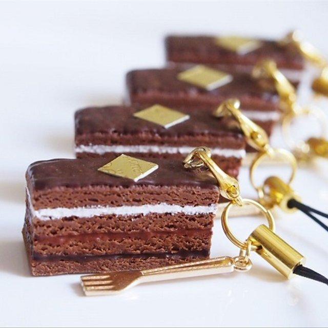 ビターチョコレートケーキのストラップ ハンドメイドマーケット Minne