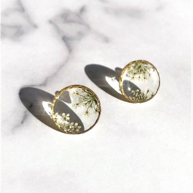 白いお花の金縁ピアス イヤリング ハンドメイドマーケット Minne 白いお花の金縁ピアス イヤリング ハンドメイドマーケット Minne